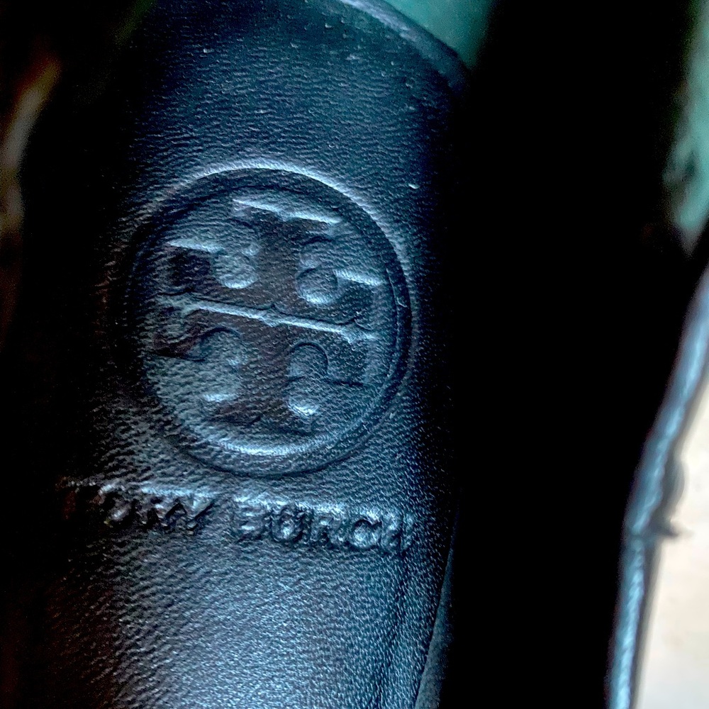 Brand new authentic Tori Burch flats silver medallion size 8